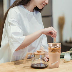 Olivego tumbler with durable base resists chips and cracks.