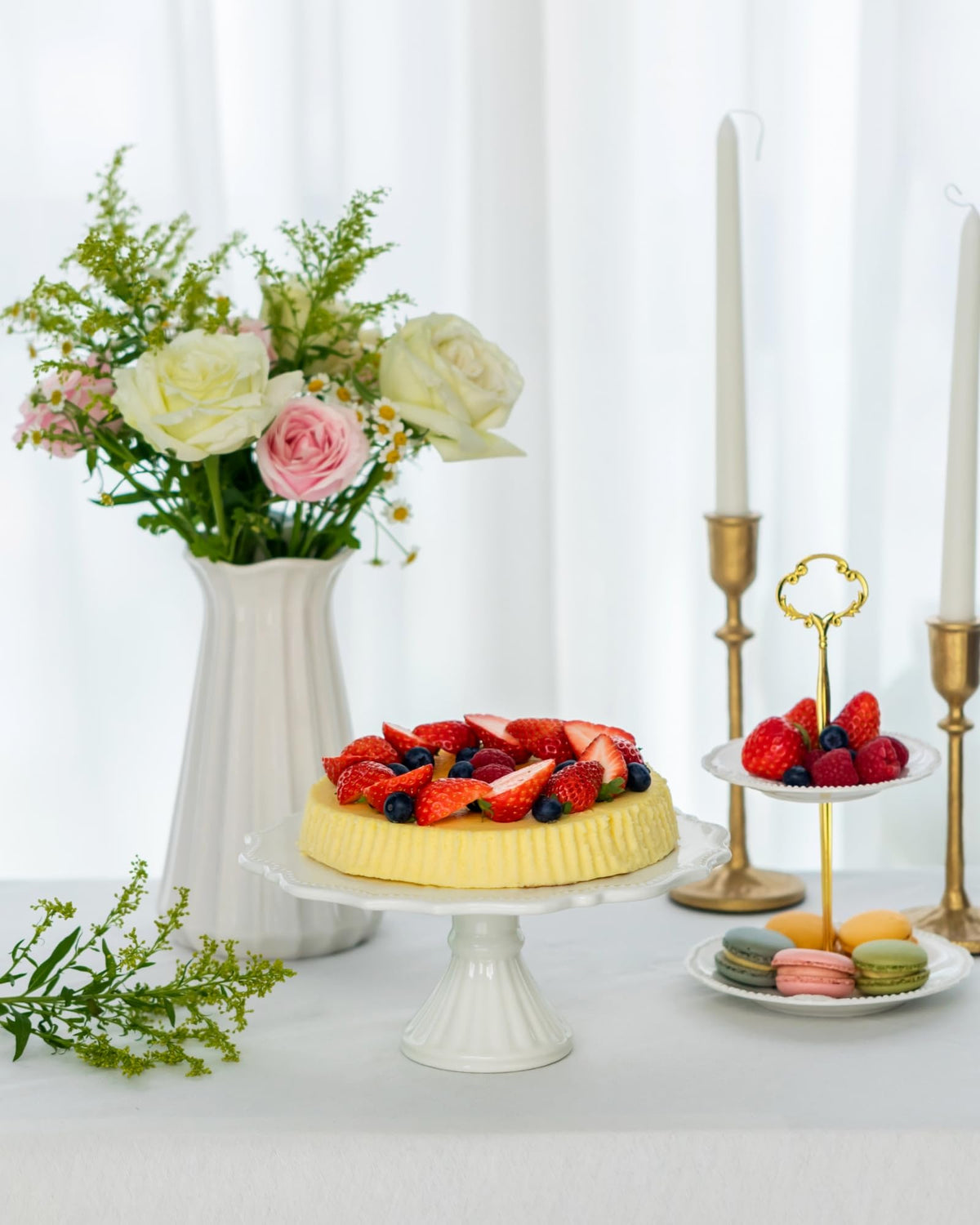 Omifun relief rim ceramic plate stand supporting desserts securely.