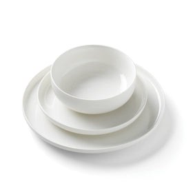 Oneida 24 Seven bowl complements meals with sturdy porcelain