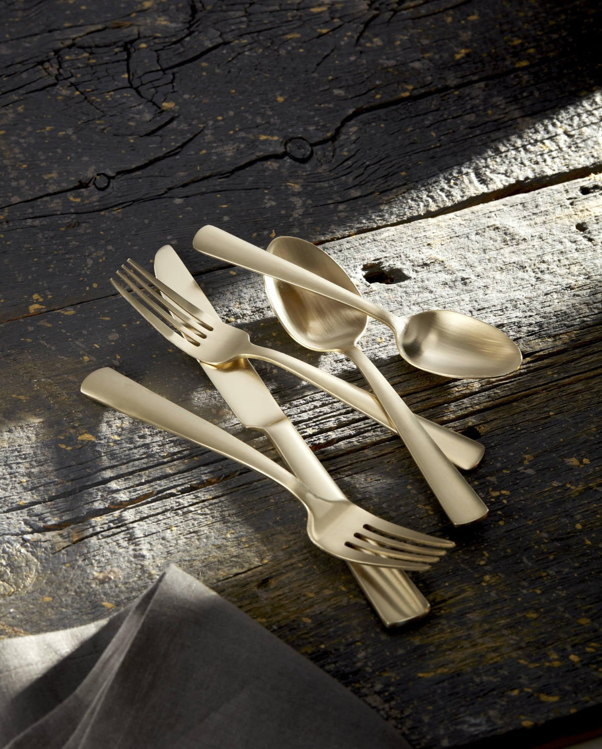Oneida Aptitude Champagne Satin sleek silhouette for casual and formal meals.