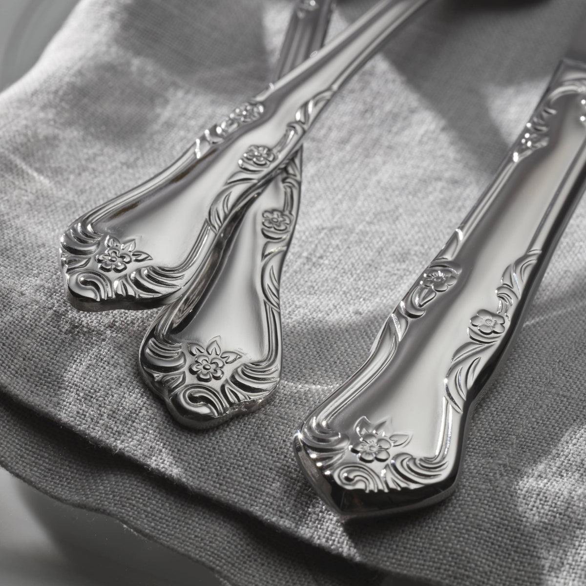 Oneida Azalea 18/0 stainless steel construction resists rust.