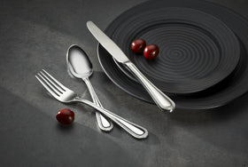 Oneida Countess bead-edge detail adds elegant, nobility-inspired flair.