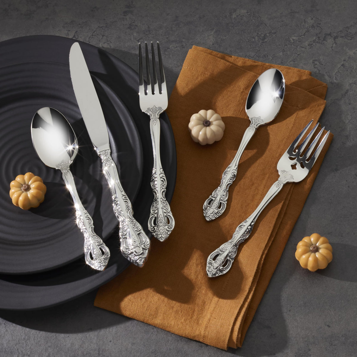 Oneida Michelangelo close-up of mirror finish showcasing premium craftsmanship and shine.