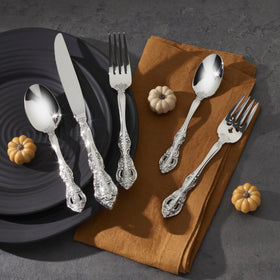 Oneida Michelangelo close-up of mirror finish showcasing premium craftsmanship and shine.
