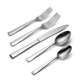 Oneida Monolith dinner spoon with balanced bowl for daily use.