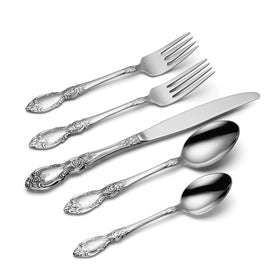 Oneida Wordsworth dinner knife with ornate pattern adds classic sophistication.