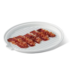 ONEMORE 11-inch ceramic bacon tray showing even browning on crisp slices