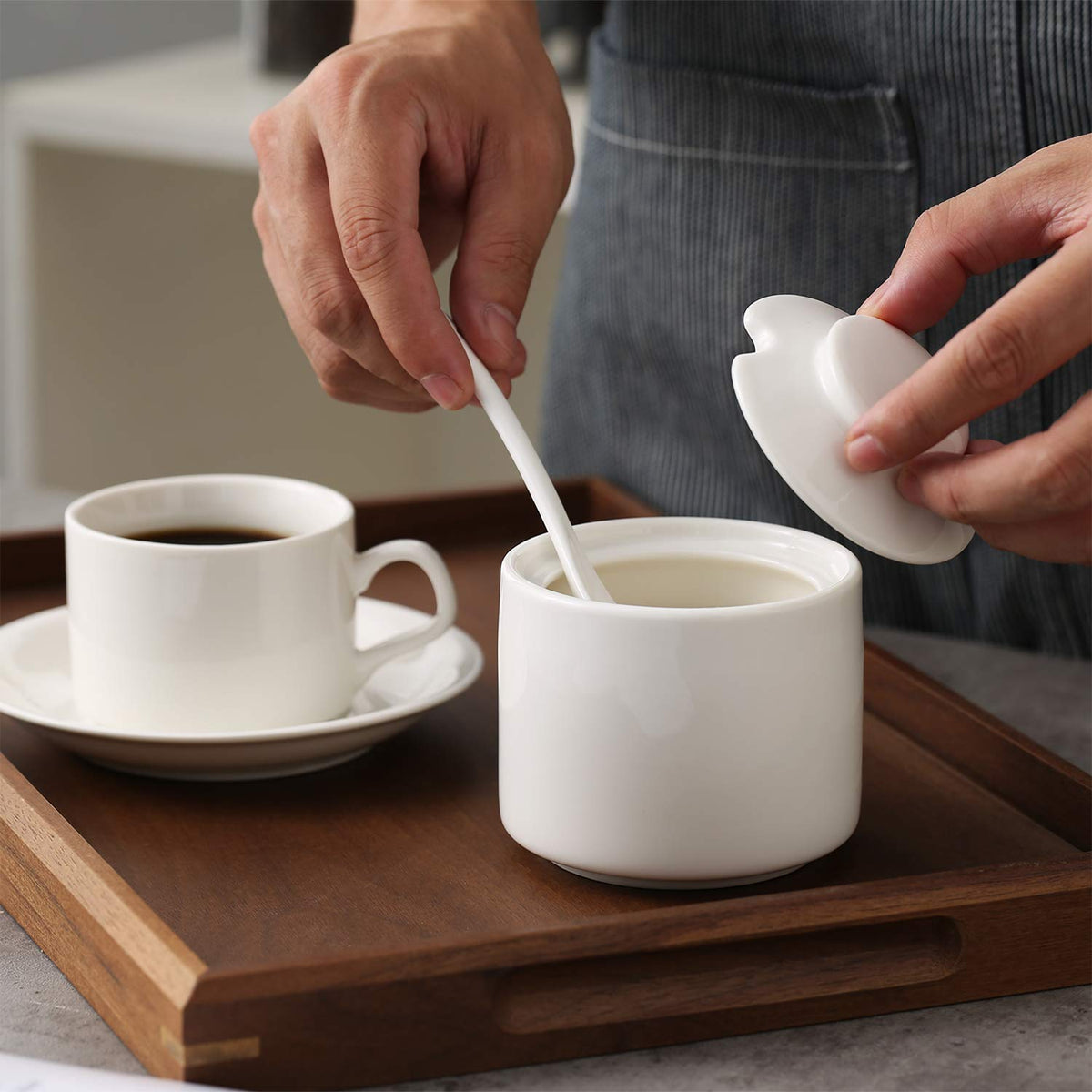 ONTUBE white porcelain creamer with balanced silhouette for an elegant table.