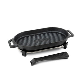 Ooni Grizzler Pan and stainless steel trivet for safe heat elevation.