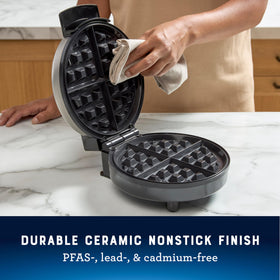 Oster ready-light indicator ensures waffles are perfectly timed.