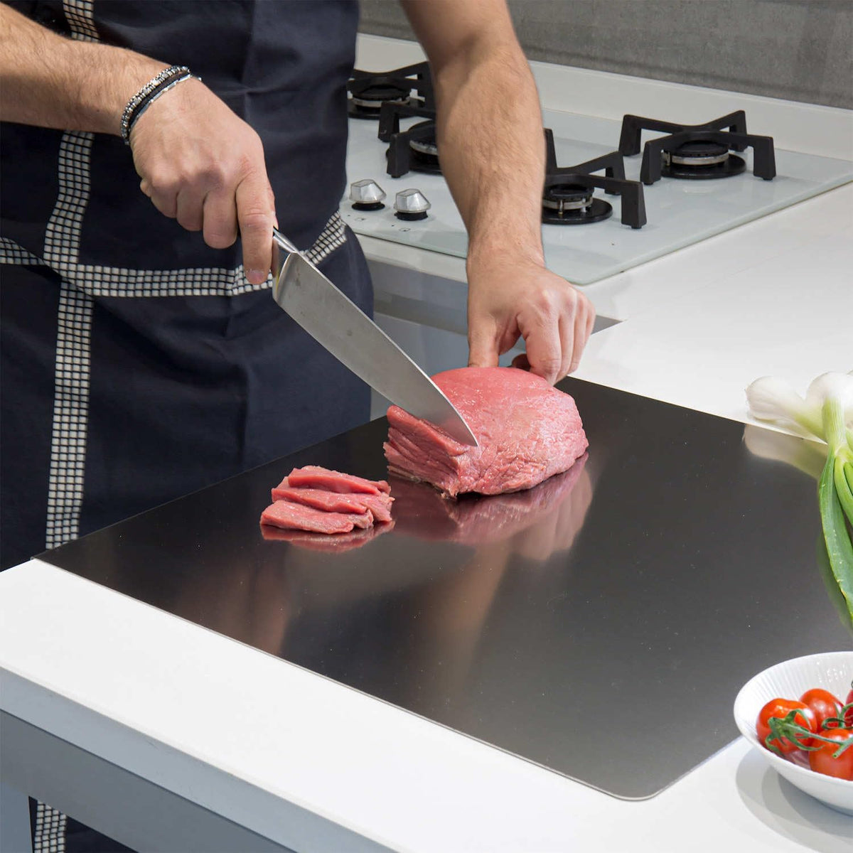OTAVILEM L-shaped design provides stable support during chopping tasks
