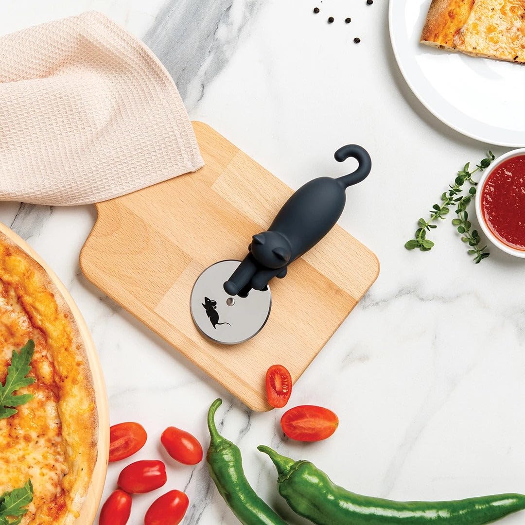 Kitty Cut demonstrates ergonomic handle for comfortable, precise pizza cuts.