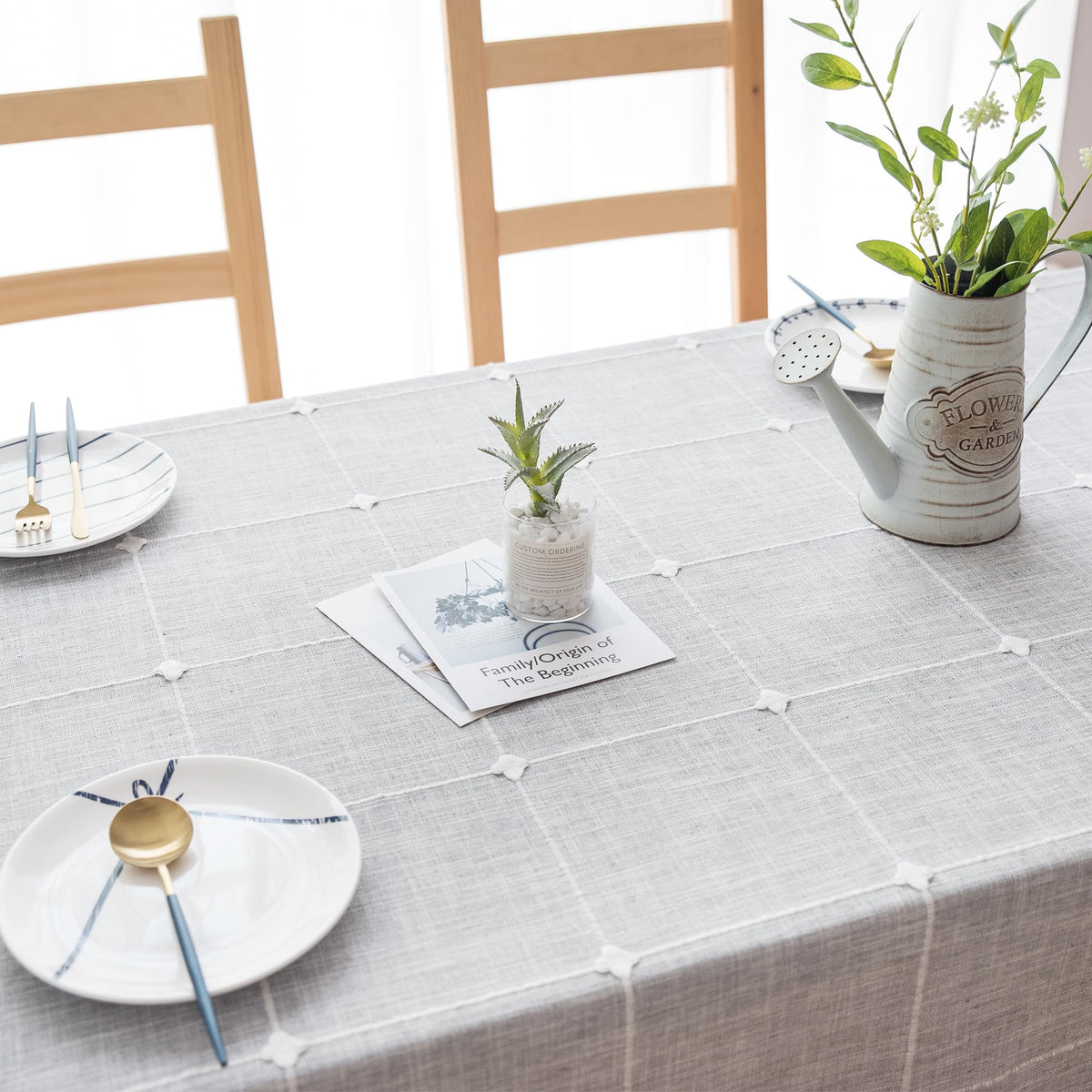 Oubonun soft-touch grey tablecloth feels comfortable during meals