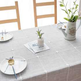 Oubonun soft-touch grey tablecloth feels comfortable during meals
