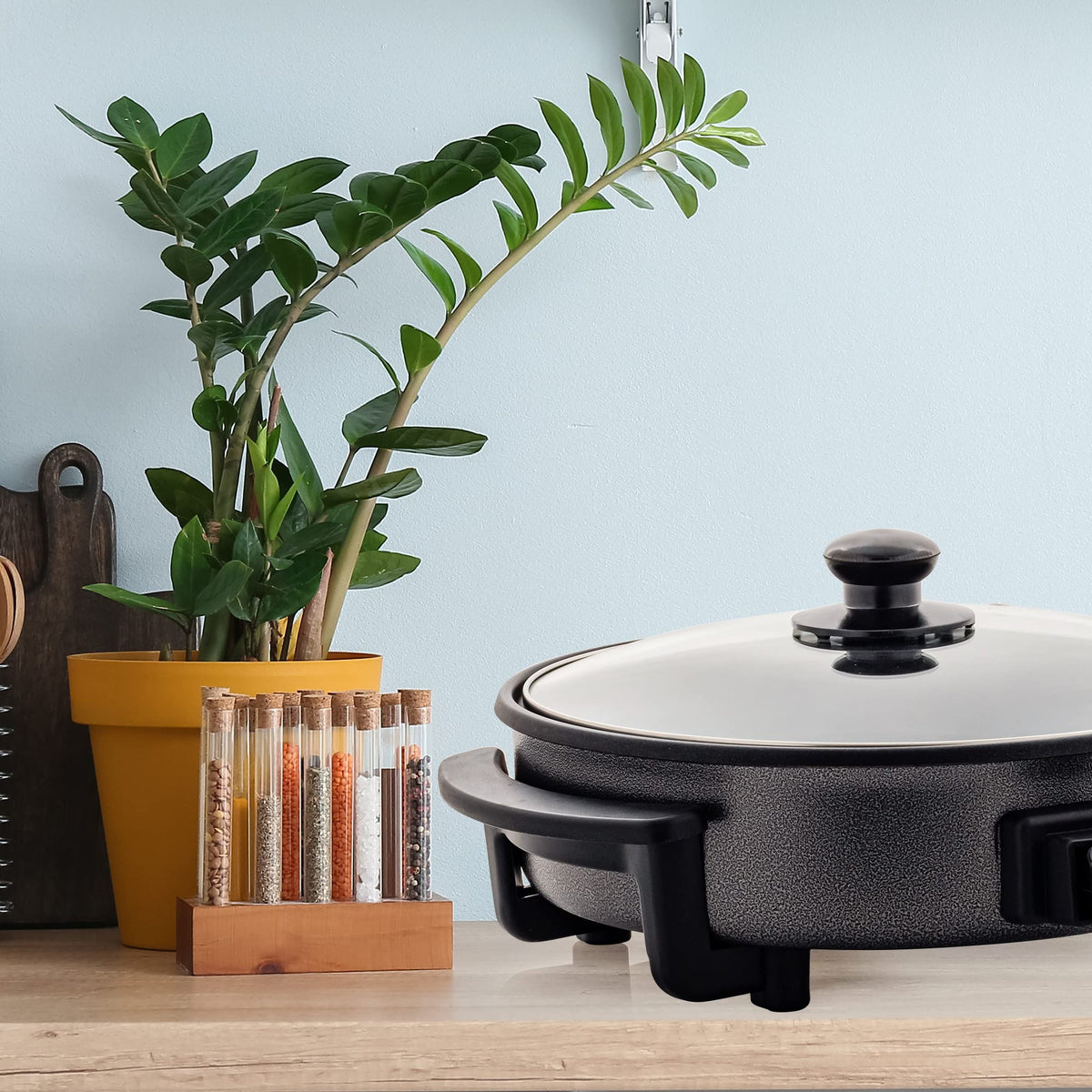 OVENTE durable lid spacer helps protect the glass lid during cooking.