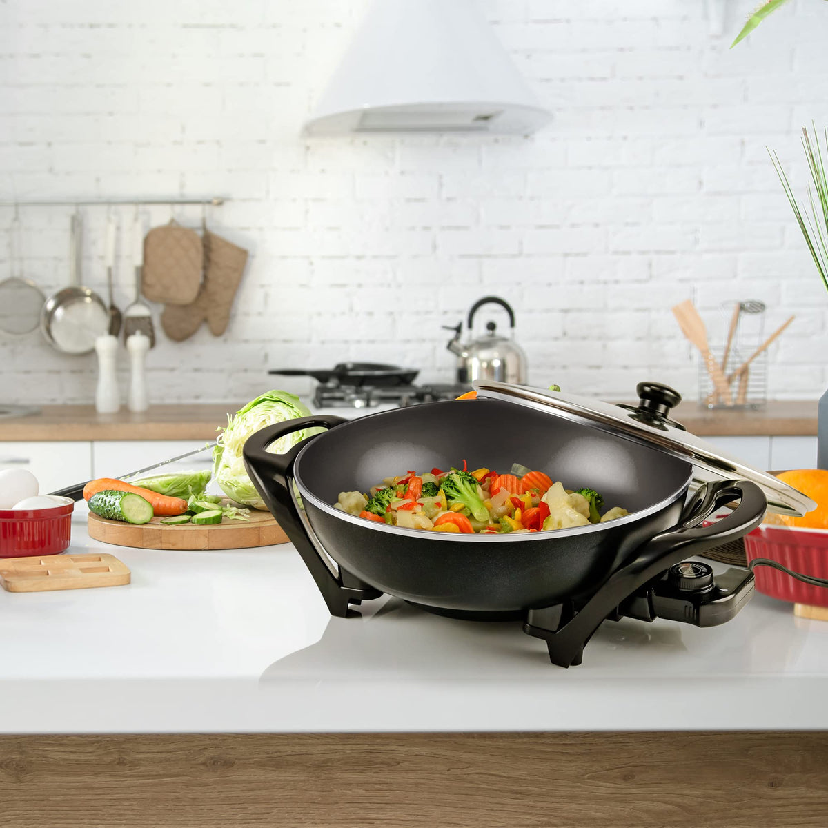 OVENTE dishwasher-safe lid simplifies post-cook cleanup for busy kitchens.
