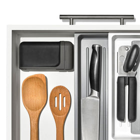 OXO Good Grips ceramic smoothing slot for refined blade edges.