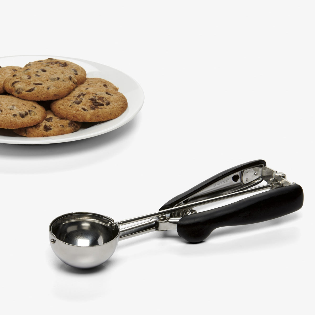Ideal for cutting brownies or chopping firm vegetables with the OXO scoop