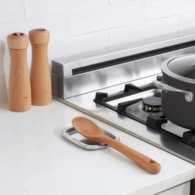Dishwasher-safe spoon rest for quick and easy cleaning