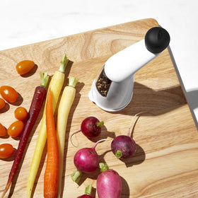 Snap-on base keeps pepper grains off the table during use.
