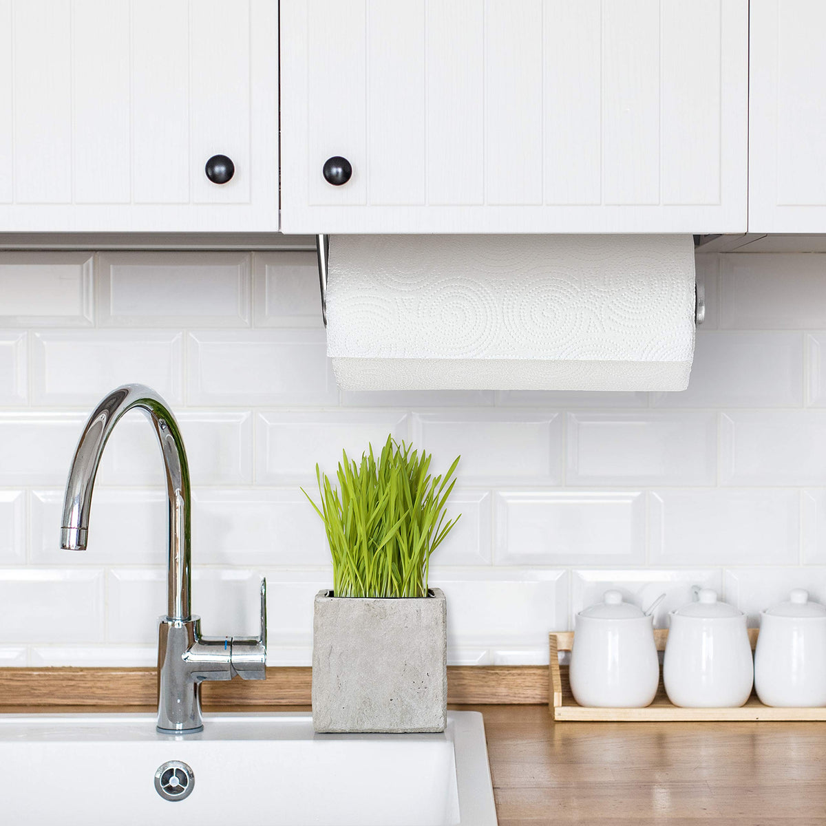 Smooth rotation helps easy tearing with OXO Steady Mounted.