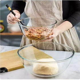 OZY transparent salad bowl keeps ingredients visible and serves at table.
