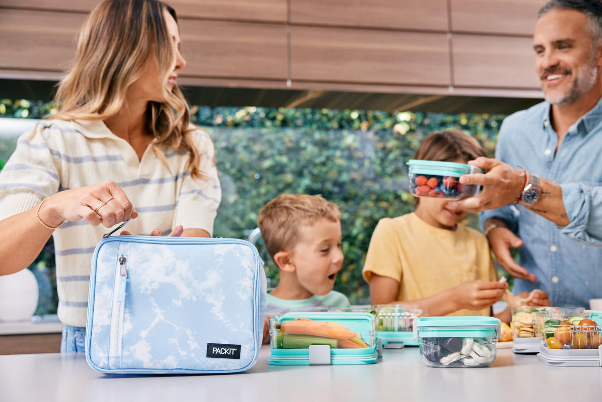 Built-in EcoFreeze packs keep foods cold without extra ice packs.