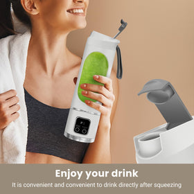 Pakay in use – ideal for office or outdoor blending scenarios.