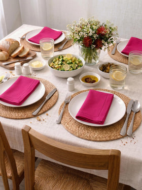 Palisa soft and quick-drying fabric enhances comfort during meals.