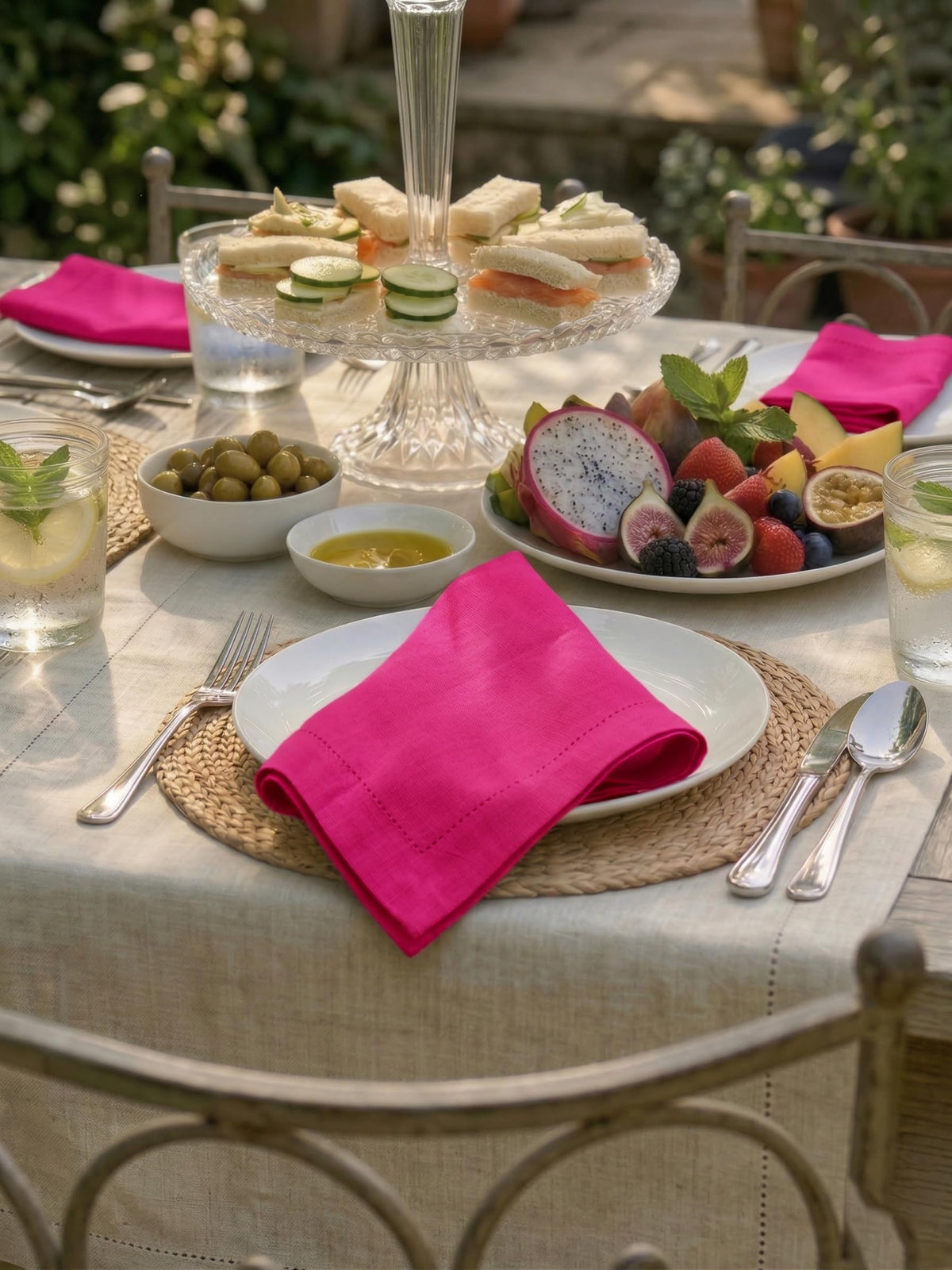 Palisa 12-pack napkins offer value for dinners, parties, and hotel service.
