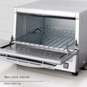 Panasonic FlashXpress toasting bread to golden brown quickly.