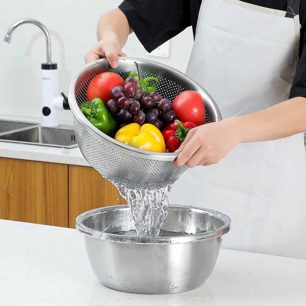 Paoli colander and bowl set with an 8.65-inch diameter for easy prep.