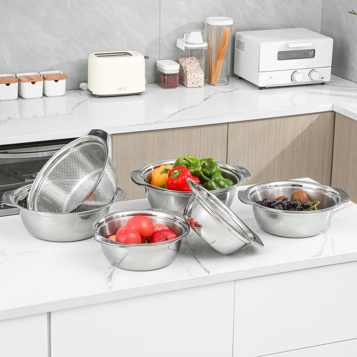 Paoli stainless steel colander with mirror finish, easy to clean after cooking.