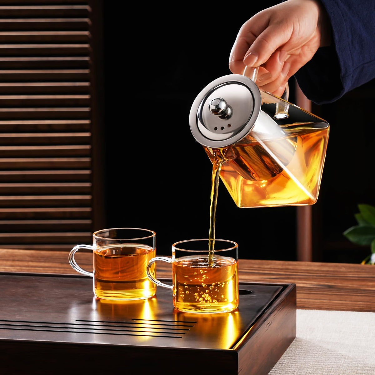 Paracity ergonomic eagle-beak pour spout enabling smooth pouring.