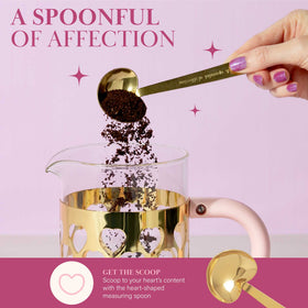Non-drip spout ensures tidy pours from the Paris Hilton press.