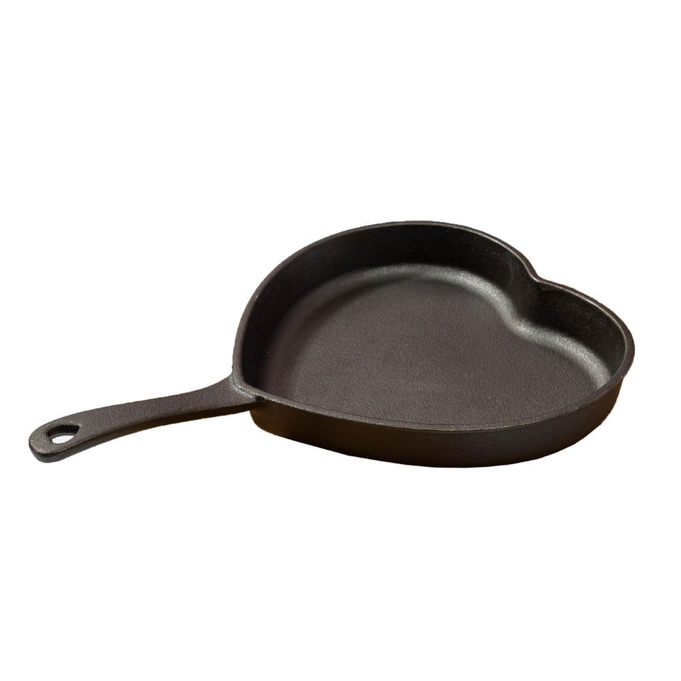 Paris Hilton heart pan 10-inch silhouette heats evenly for perfect searing.
