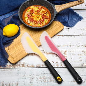 Patelai omelette turner demonstrates sturdy grip for nonstick pans