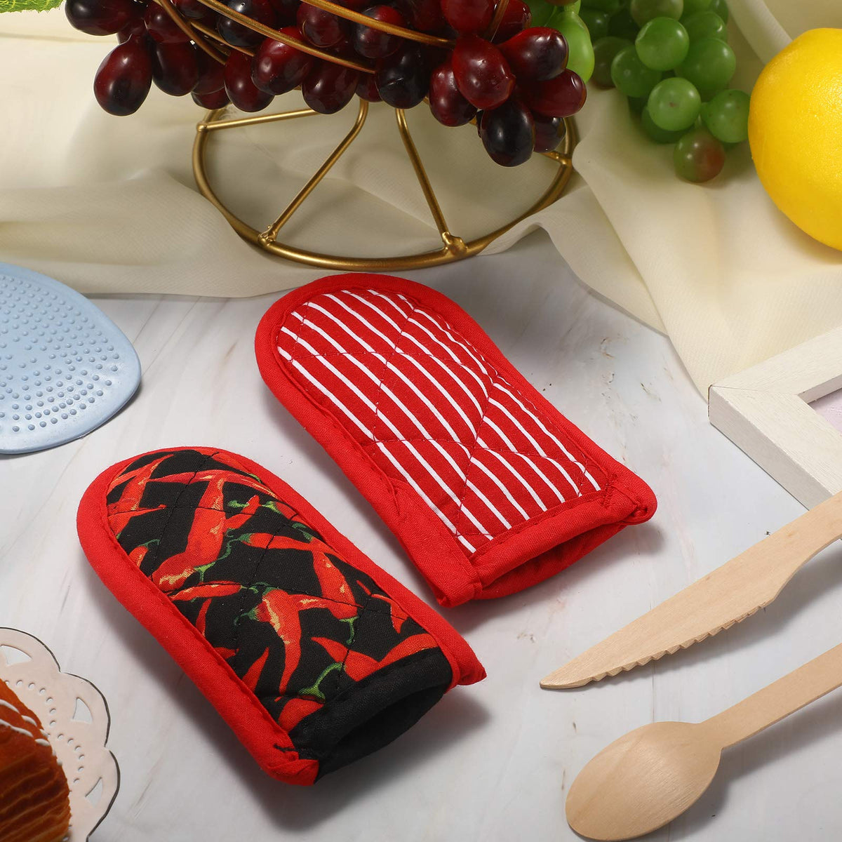 Patelai pan handle cover with red and white stripes reduces heat exposure while cooking.