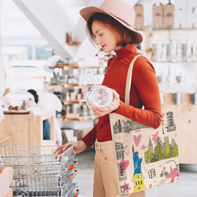 Paterr tote with New York pattern and large opening for easy packing