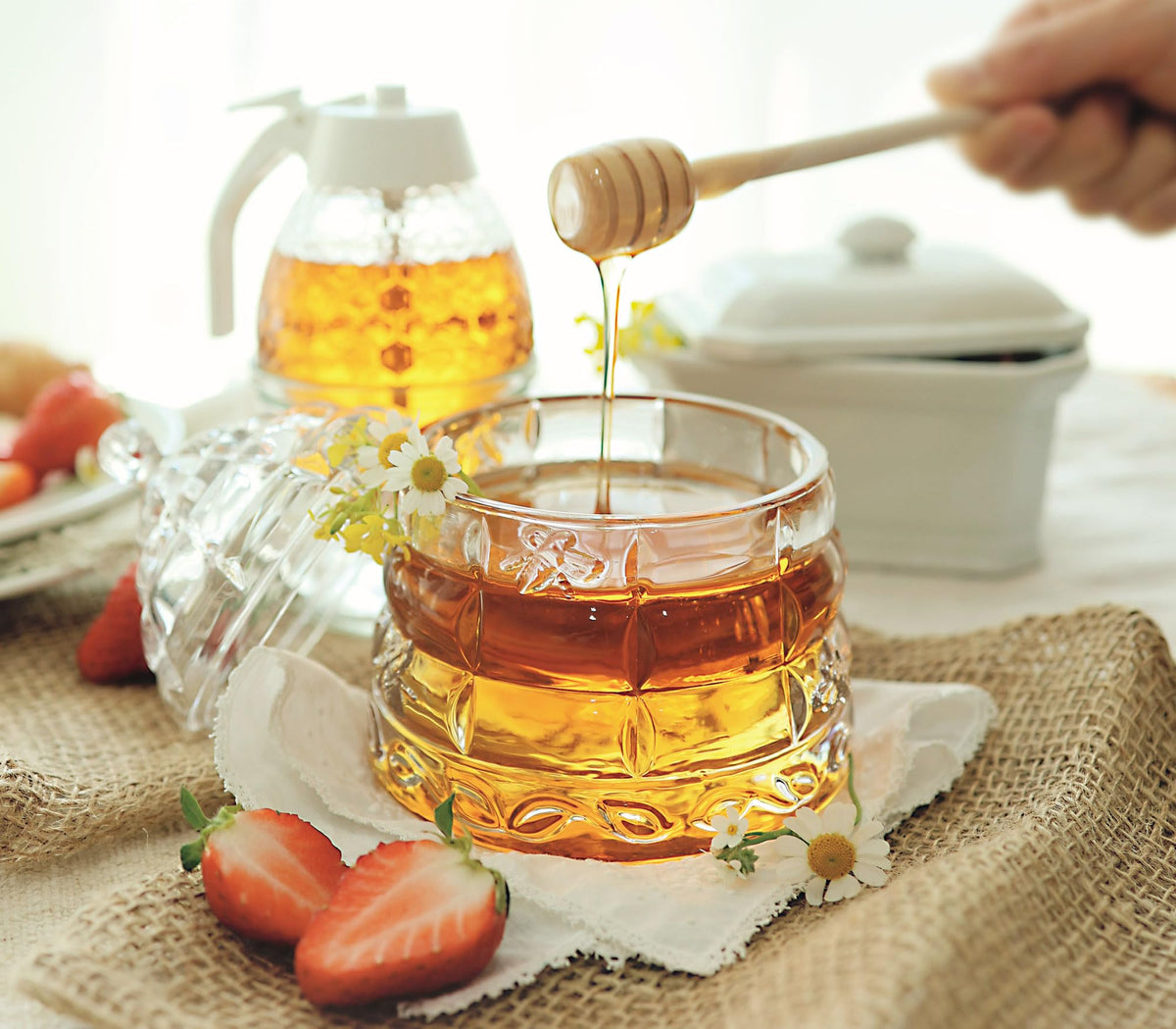 PAULSWAY wide-mouth honey dispenser makes scooping and pouring easy.