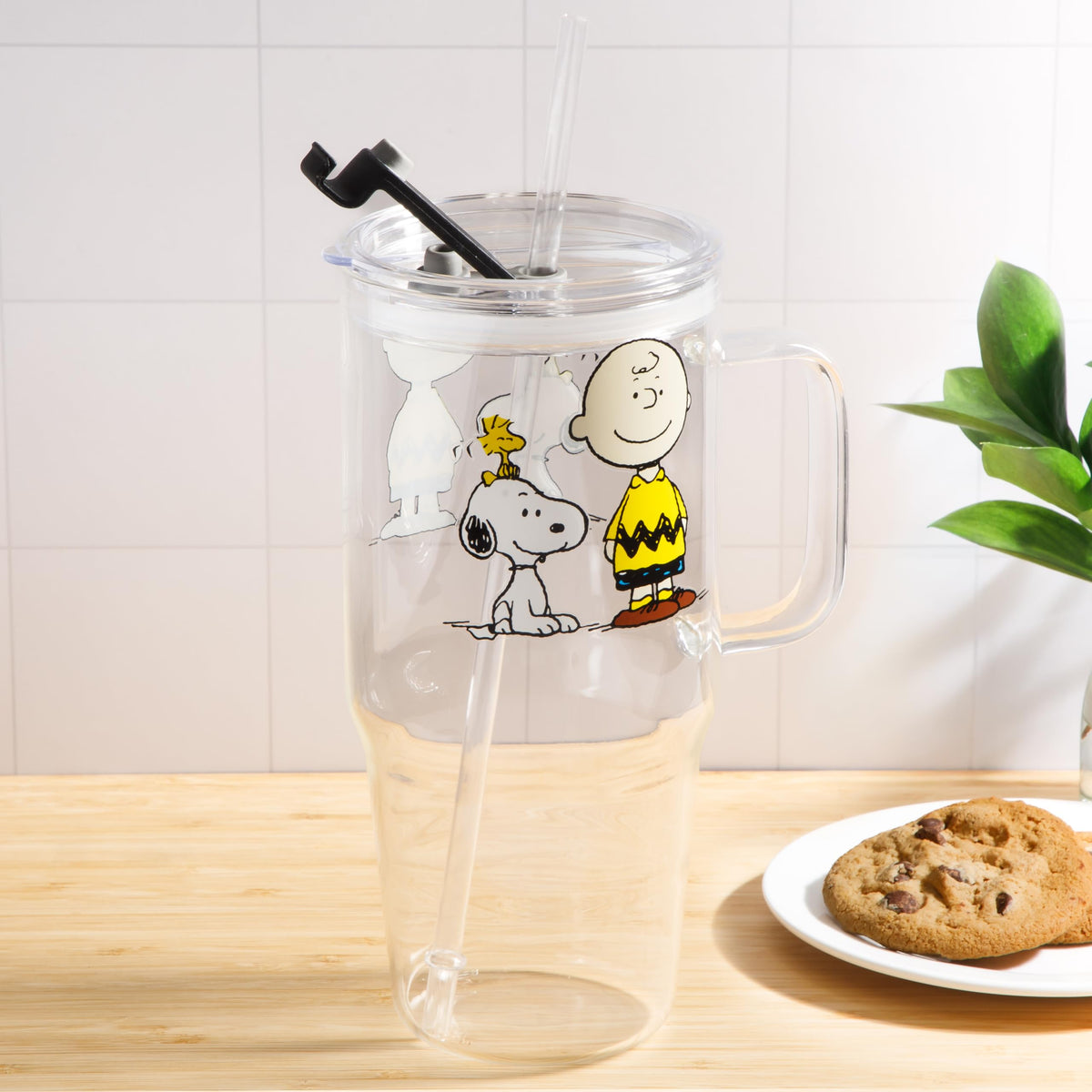 Peanuts airtight lid glass cup prevents spills during travel.