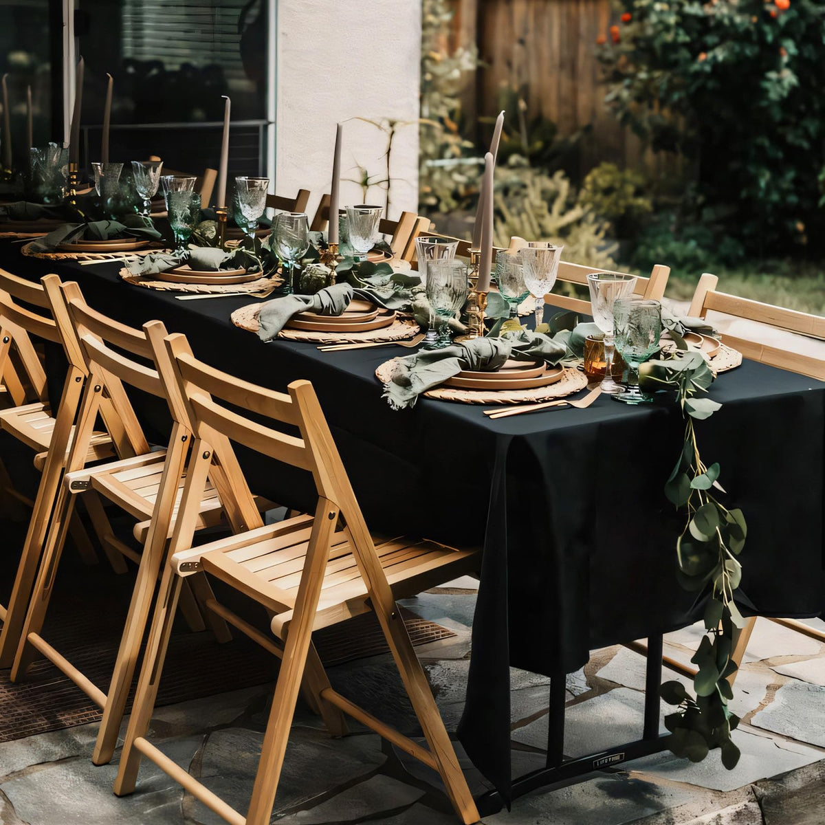 pepmily party-dining tablecloth keeps tables neat during gatherings.