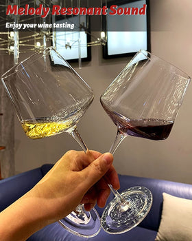 Physkoa crystal wine glass with lead-free clarity for sparkling light reflection.