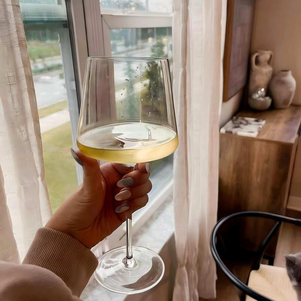 Physkoa long-stem square wine glass, modern design improves aeration and tasting.