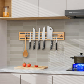 Knives and kitchen tools neatly organized on Piklohas knife bar.