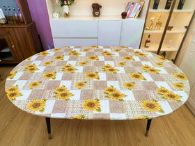 Pioggia tablecloth with elastic edges keeps the cover securely in place on oval tables