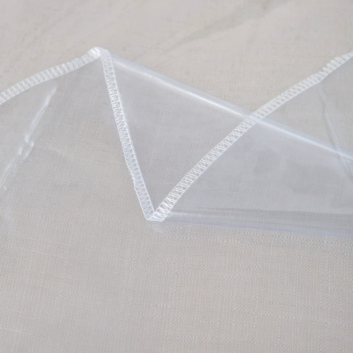 Pioggia family-friendly tablecloth ideal for kids and gatherings