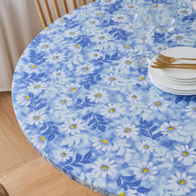 Pioggia elastic-edge tablecloth stays securely in place on an oval table
