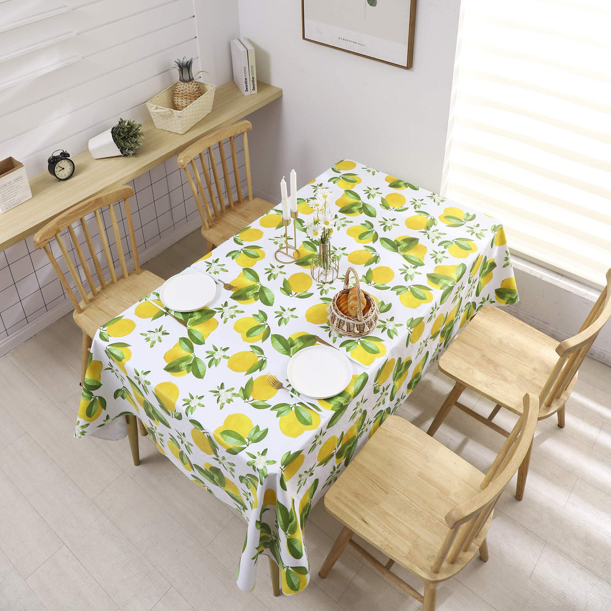 Pioggia tablecloth with flannel backing detail demonstrates slip resistance on table