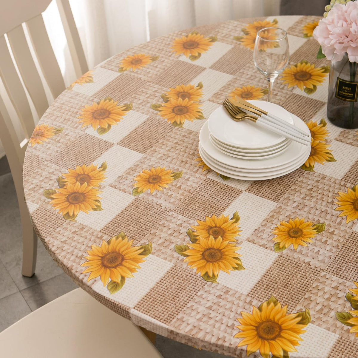 Pioggia waterproof, oil-proof tablecover for oval tables with elastic edges.